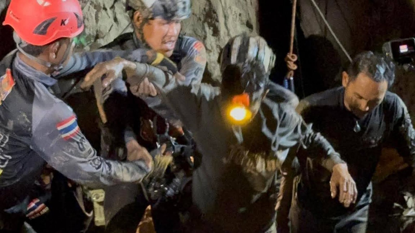 Die Rettung des Mannes war extrem kompliziert.Foto: -/Metta Tham Rescue Kalasin/dpa Die Rettung des Mannes war extrem kompliziert.Foto: -/Metta Tham Rescue Kalasin/dpa