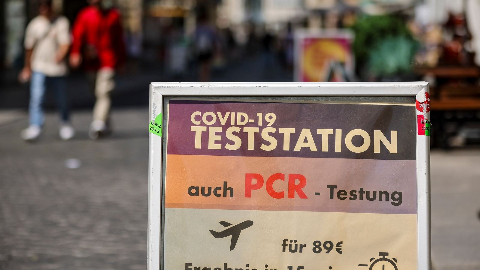 Ein Schild weist auf eine Teststation in der Innenstadt von Halle hin.Foto: Jan Woitas/dpa