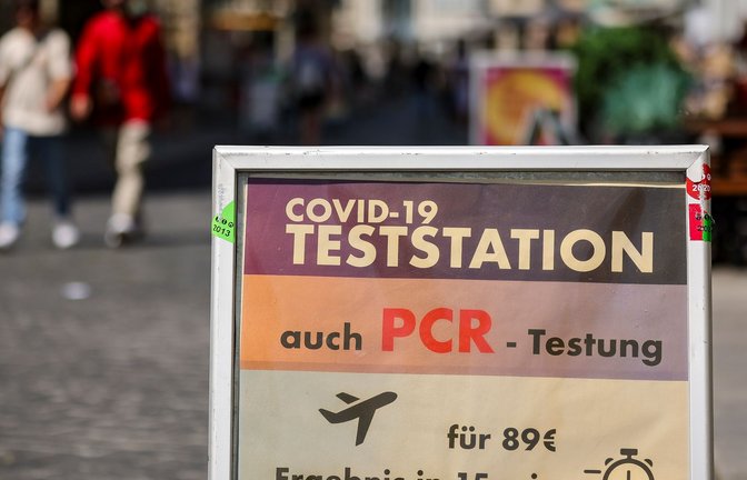 Ein Schild weist auf eine Teststation in der Innenstadt von Halle hin.<span class='image-autor'>Foto: Jan Woitas/dpa</span>