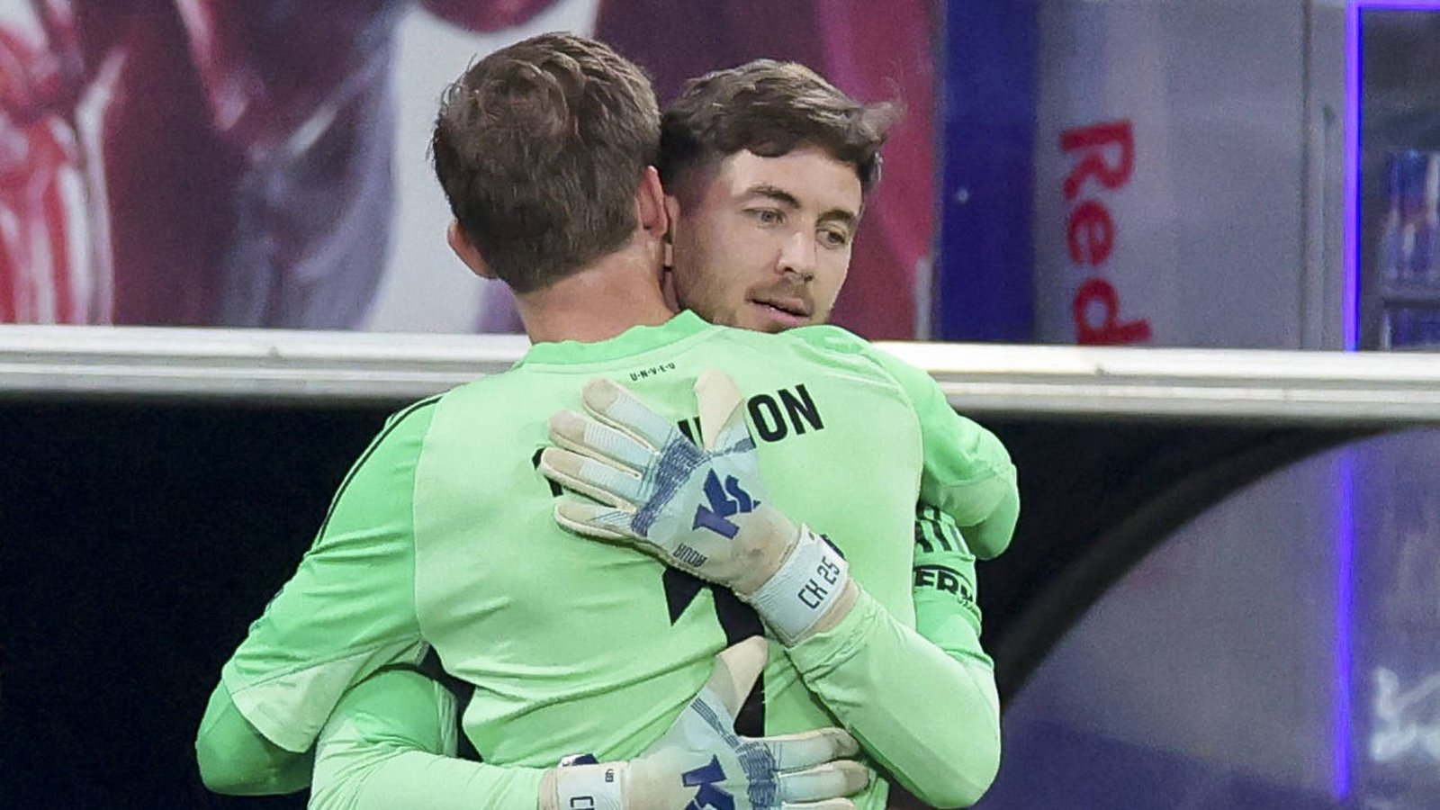 Carl Klaus (re.) kommt für Frederik Rönnow ins Spiel und feiert damit sein Bundesligadebüt mit 32 Jahren.Foto: IMAGO/DeFodi Images