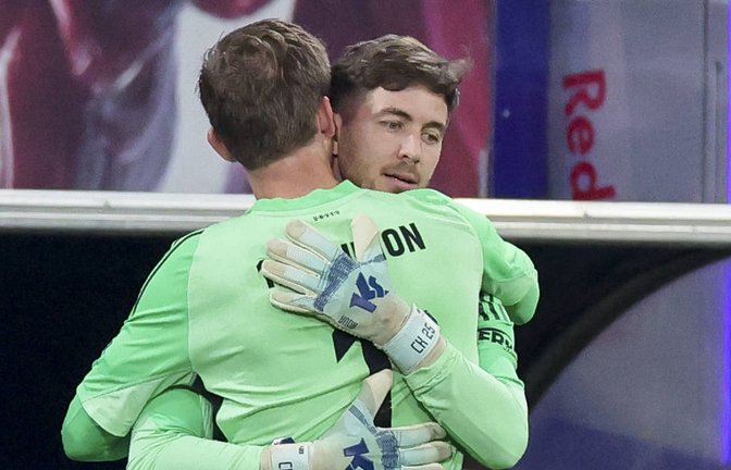 Carl Klaus (re.) kommt für Frederik Rönnow ins Spiel und feiert damit sein Bundesligadebüt mit 32 Jahren.<span class='image-autor'>Foto: IMAGO/DeFodi Images</span>