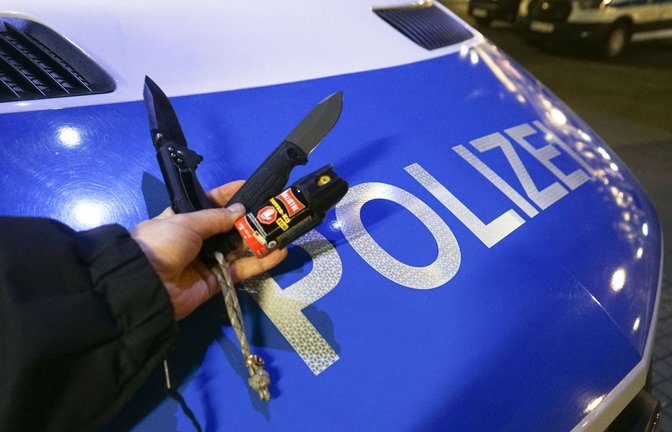 Von der Bundespolizei sichergestellte Messer am Hamburger Hauptbahnhof.<span class='image-autor'>Foto: Imago/Breuel-Bild</span>