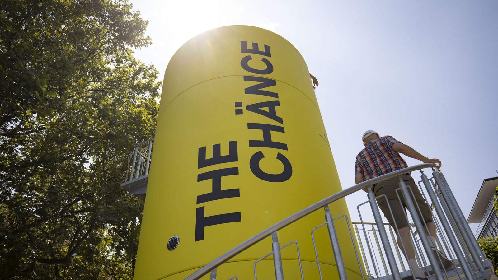 Gut eine Woche steht dieser Aussichtsturm auf dem Stuttgarter Schlossplatz und wirbt für die Kampagne „The Chänce“.Foto: Lichtgut/Leif Piechowski/Leif Piechowski Gut eine Woche steht dieser Aussichtsturm auf dem Stuttgarter Schlossplatz und wirbt für die Kampagne „The Chänce“.Foto: Lichtgut/Leif Piechowski/Leif Piechowski