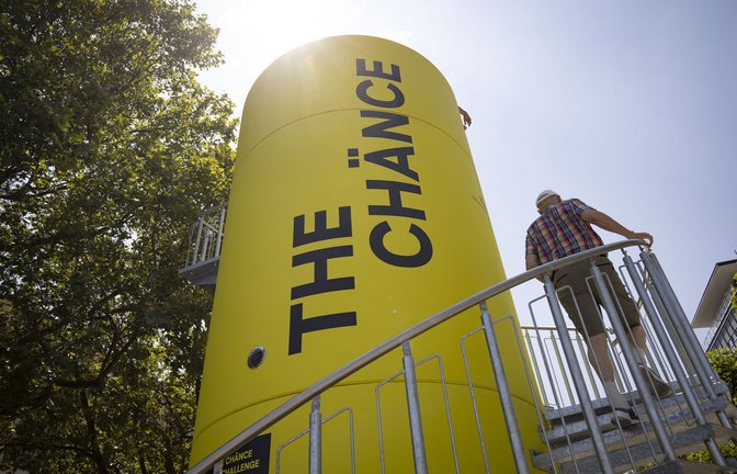 Gut eine Woche steht dieser Aussichtsturm auf dem Stuttgarter Schlossplatz und wirbt für die Kampagne „The Chänce“.<span class='image-autor'>Foto: Lichtgut/Leif Piechowski/Leif Piechowski</span>