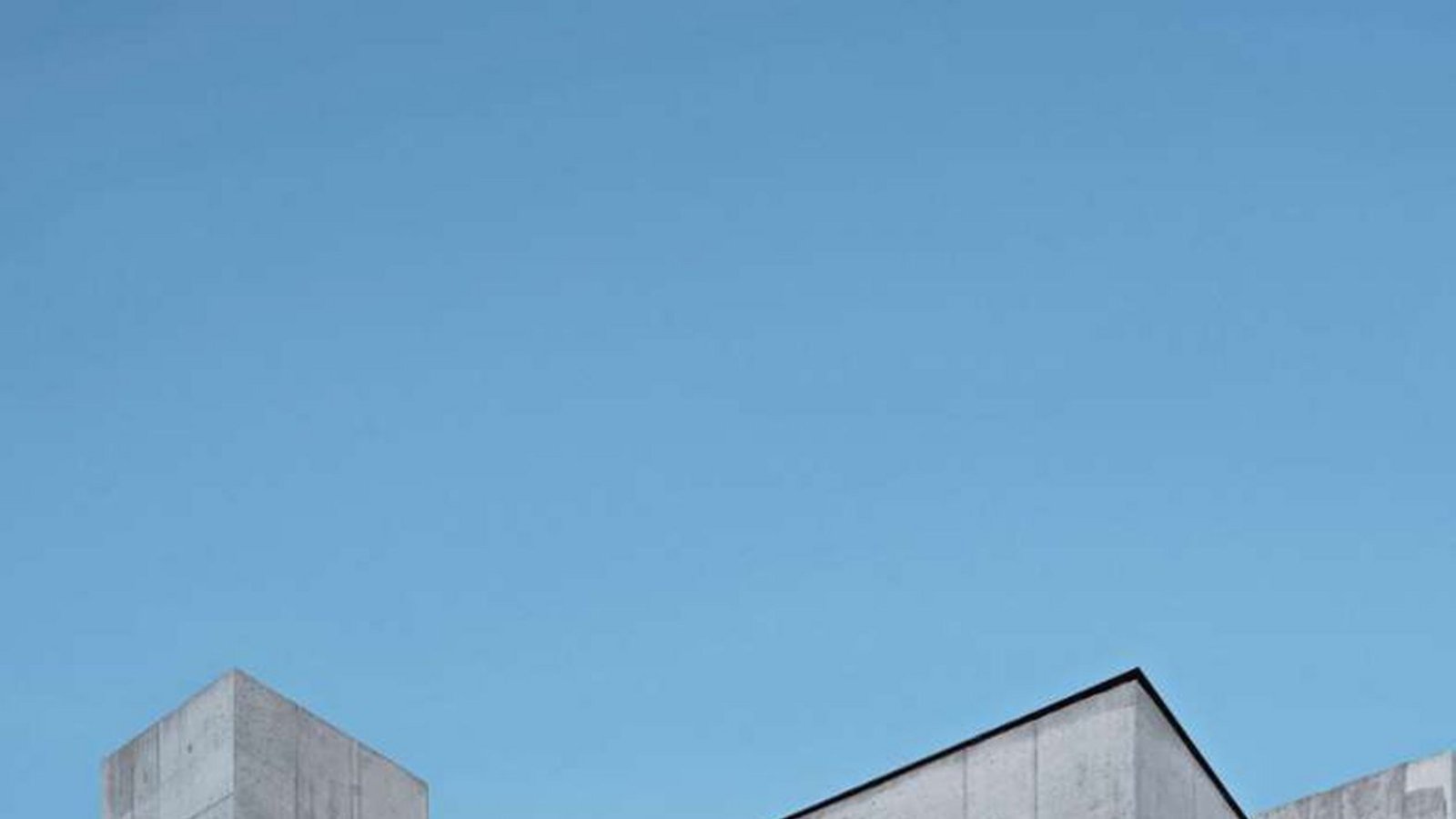 Auch wenn manche Menschen Beton „ungemütlich“ finden – die Bauherren wünschten sich ein Haus in einer radikal schlichten Anmutung und schätzen Beton. Die Jury eines renommierten Architekturpreises Hugo Häring war ebenfalls begeistert und zeichnete das Haus mit einem Preis aus.Foto: Stephan Baumann