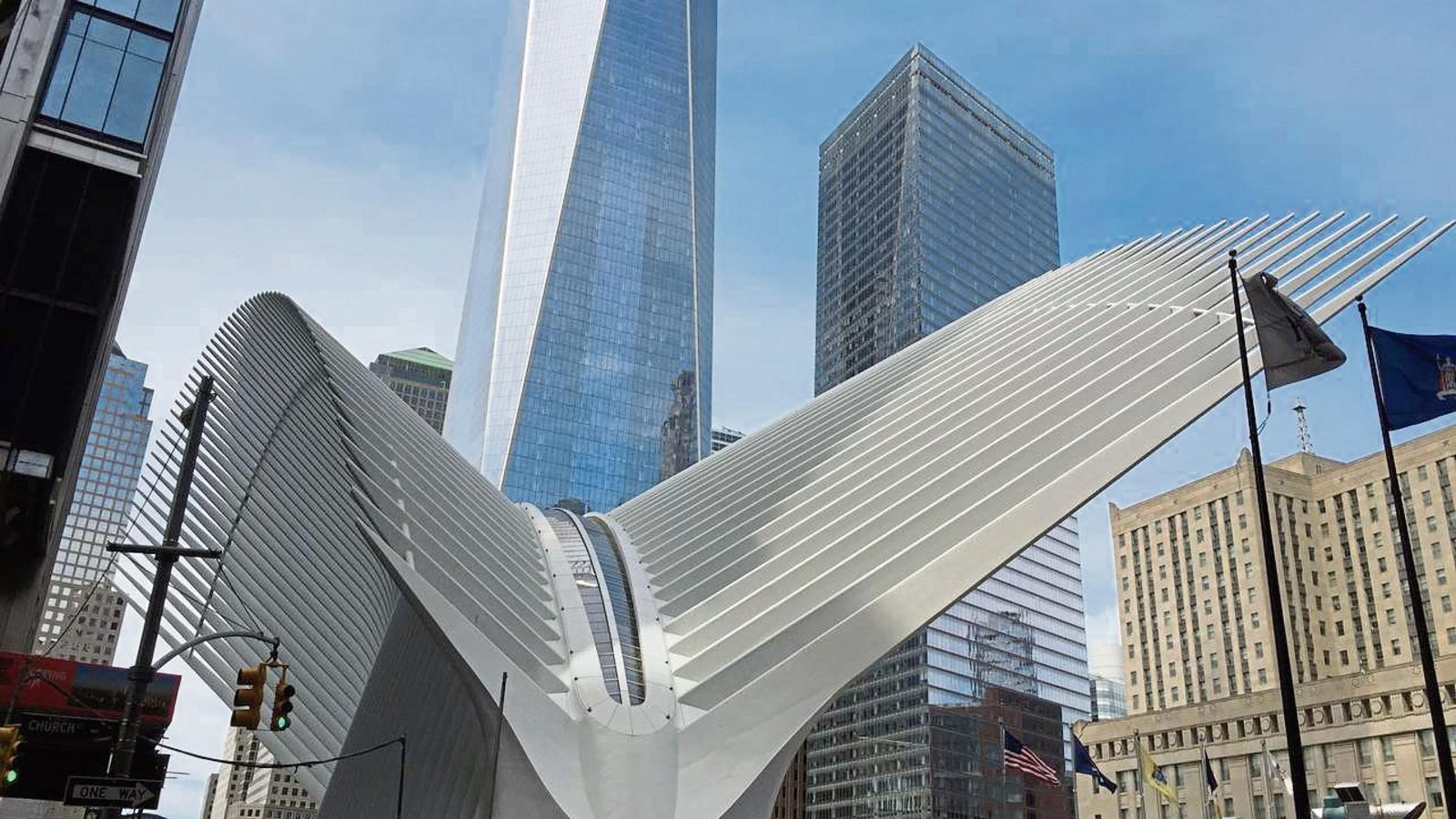 Wie ein gigantischer weißer Vogel sitzt die U-Bahn-Station „World Trade Center Transportation Hub“ zwischen den Wolkenkratzern. Foto: p Wie ein gigantischer weißer Vogel sitzt die U-Bahn-Station „World Trade Center Transportation Hub“ zwischen den Wolkenkratzern. Foto: p
