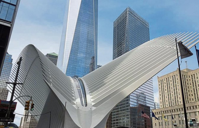 Wie ein gigantischer weißer Vogel sitzt die U-Bahn-Station „World Trade Center Transportation Hub“ zwischen den Wolkenkratzern. Foto: p