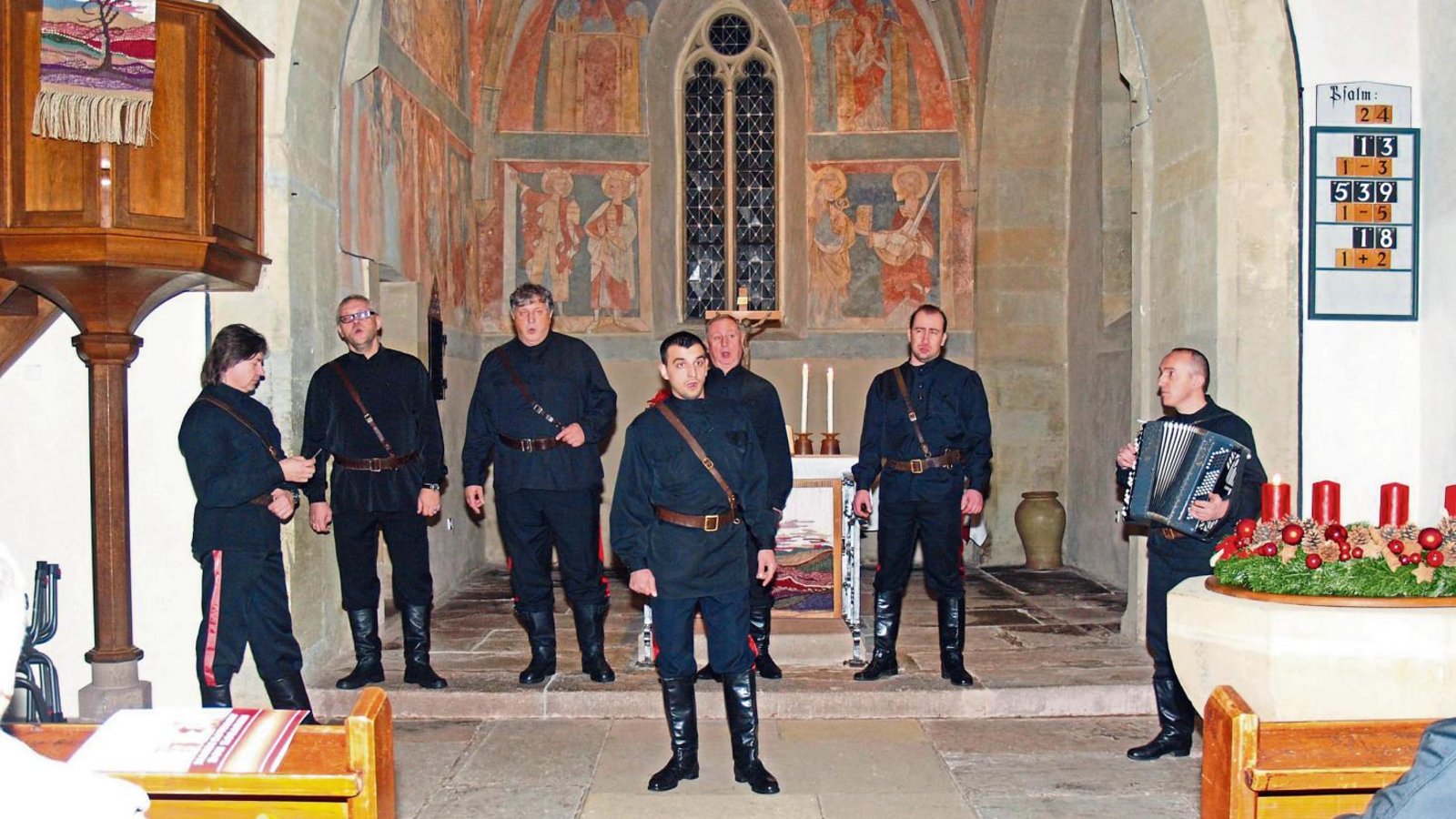Stimmen, so voluminös wie ein ganzer Männerchor: die sieben Sänger der Maxim Kowalew Don Kosaken bei ihrem Auftritt in Schützingen.  Foto: Filitz