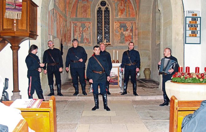 Stimmen, so voluminös wie ein ganzer Männerchor: die sieben Sänger der Maxim Kowalew Don Kosaken bei ihrem Auftritt in Schützingen.  Foto: Filitz