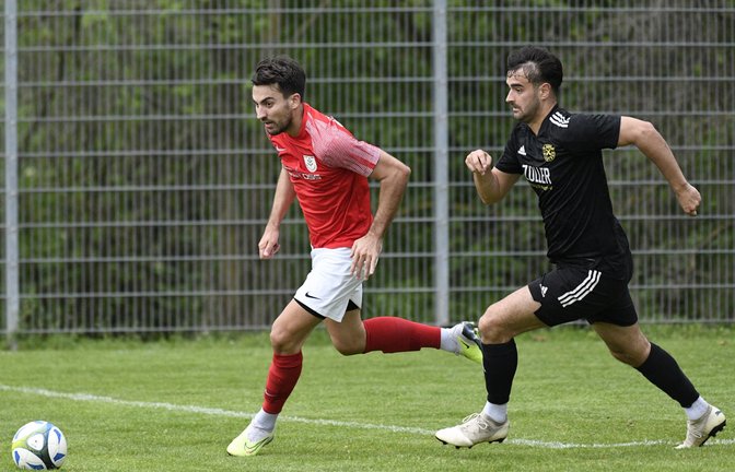 Auf der Jagd nach drei Punkten ist Marko Kühn (links) mit dem TSV Nussdorf. <span class='image-autor'>Foto: Leitner</span>