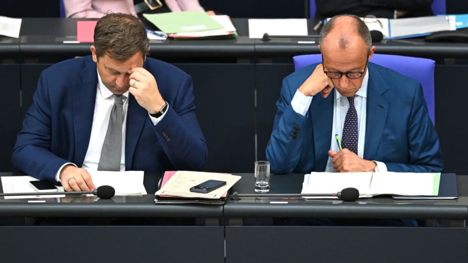 Beim Thema Schuldenbremse werden Finanzminister Lars Klingbeil (SPD) und Kanzler Friedrich Merz (CDU) es schwer haben, Einigkeit zu erzielen.Elisa Schu/dpa
