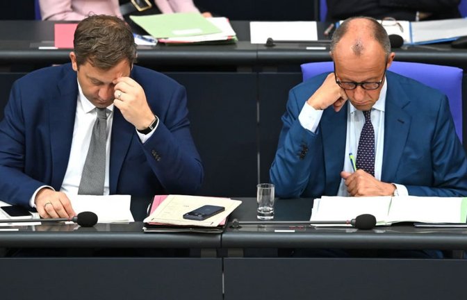 Beim Thema Schuldenbremse werden Finanzminister Lars Klingbeil (SPD) und Kanzler Friedrich Merz (CDU) es schwer haben, Einigkeit zu erzielen.<span class='image-autor'>Elisa Schu/dpa</span>