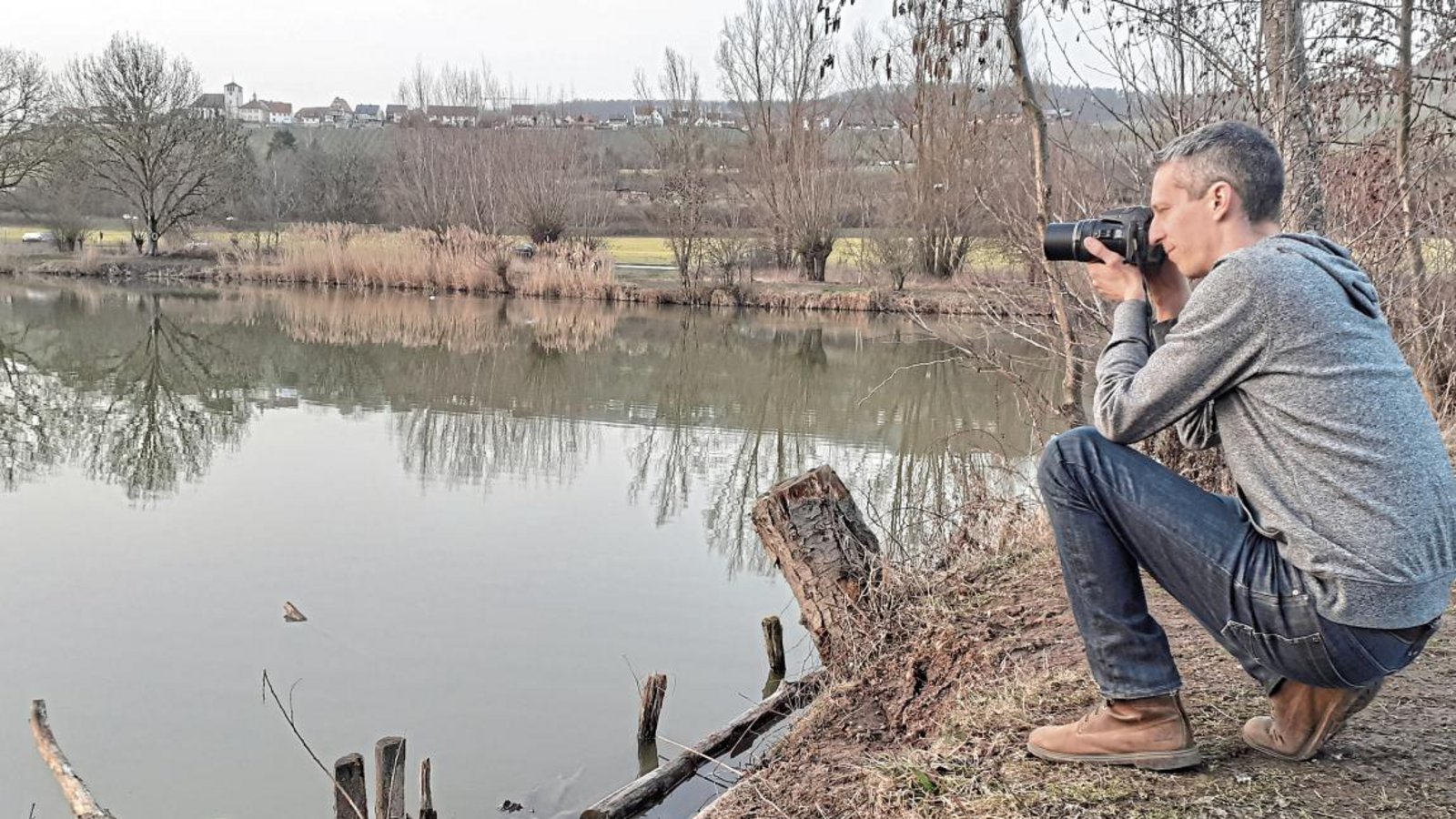 Hobbyfotograf Tobias Schmid beobachtet mit einer Kamera am Hohenhaslacher See Wildtiere. Foto: Glemser