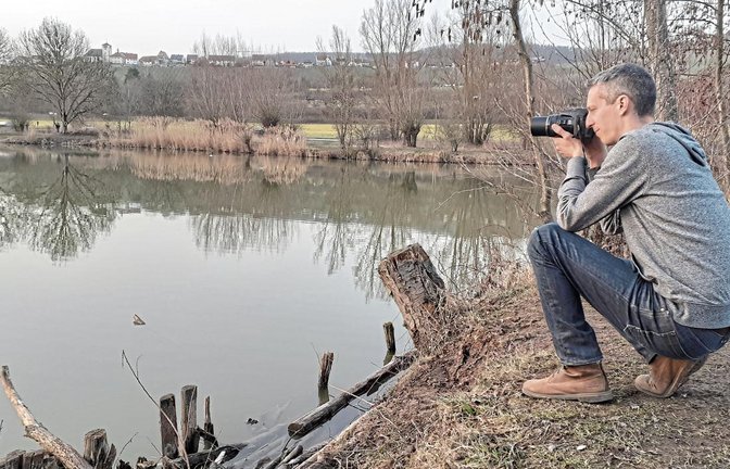 Hobbyfotograf Tobias Schmid beobachtet mit einer Kamera am Hohenhaslacher See Wildtiere. Foto: Glemser