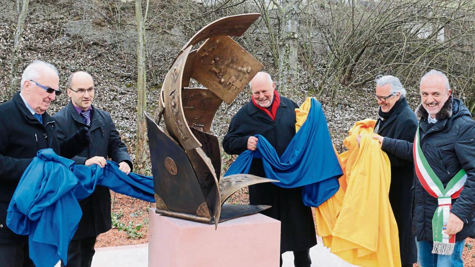 Enthüllung des Illinger Kunstwerks auf dem Schillerplatz – von links Winfried Scheuermann, Bürgermeister Harald Eiberger, Klaus Kluge, Kurt Tassotti und Bürgermeister Enrico Bini aus der Partnergemeinde Castelnovo. Foto: Bögel Enthüllung des Illinger Kunstwerks auf dem Schillerplatz – von links Winfried Scheuermann, Bürgermeister Harald Eiberger, Klaus Kluge, Kurt Tassotti und Bürgermeister Enrico Bini aus der Partnergemeinde Castelnovo. Foto: Bögel