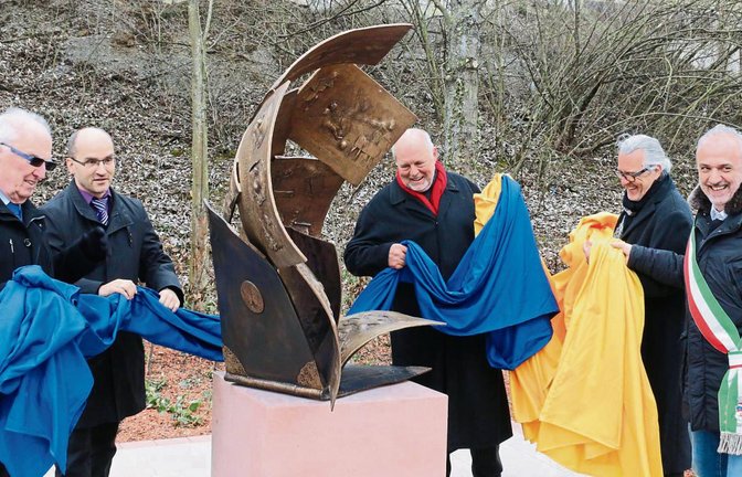 Enthüllung des Illinger Kunstwerks auf dem Schillerplatz – von links Winfried Scheuermann, Bürgermeister Harald Eiberger, Klaus Kluge, Kurt Tassotti und Bürgermeister Enrico Bini aus der Partnergemeinde Castelnovo. Foto: Bögel