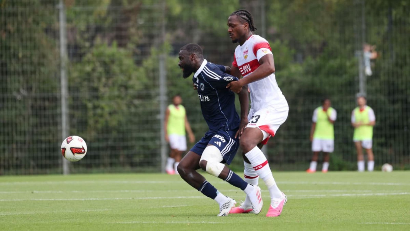 Nah dran am Gegenspieler: VfB-Innenverteidiger&nbsp;Dan-Axel Zagadou (re.) gegen Lassine Sinayoko von Paris FC.Baumann