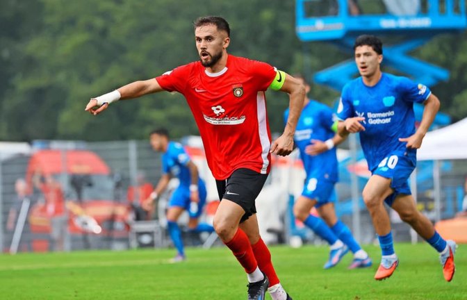 SG-Fußballer Volkan Celiktas (Mitte) im Erstrundenspiel des DFB-Pokals gegen den Favoriten Bayer 04 Leverkusen.<span class='image-autor'>Pressefoto Baumann</span>