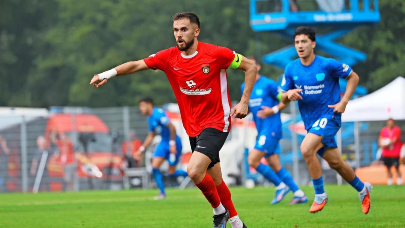 SG-Fußballer Volkan Celiktas (Mitte) im Erstrundenspiel des DFB-Pokals gegen den Favoriten Bayer 04 Leverkusen.Pressefoto Baumann