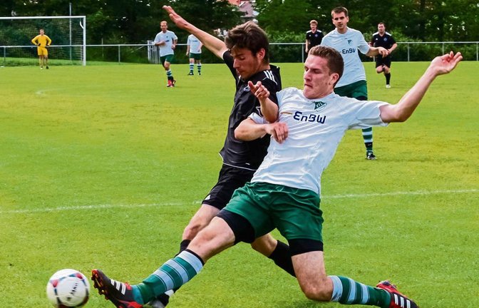 Tim Scheuermann (links) hat sich trotz seines jungen Alters bereits als Stammspieler beim SV Illingen etabliert. Foto: Simecek