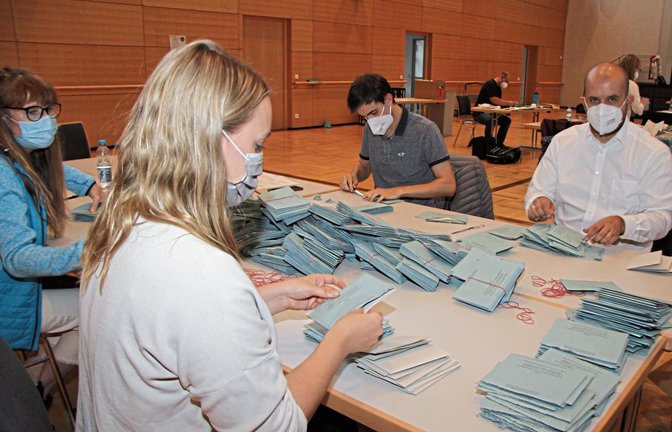 Wahlhelfer zählen Briefwahlstimmen in der Vaihinger Stadthalle aus. Deren Anteil lag Bei dieser Wahl besonders hoch. Foto: Banholzer