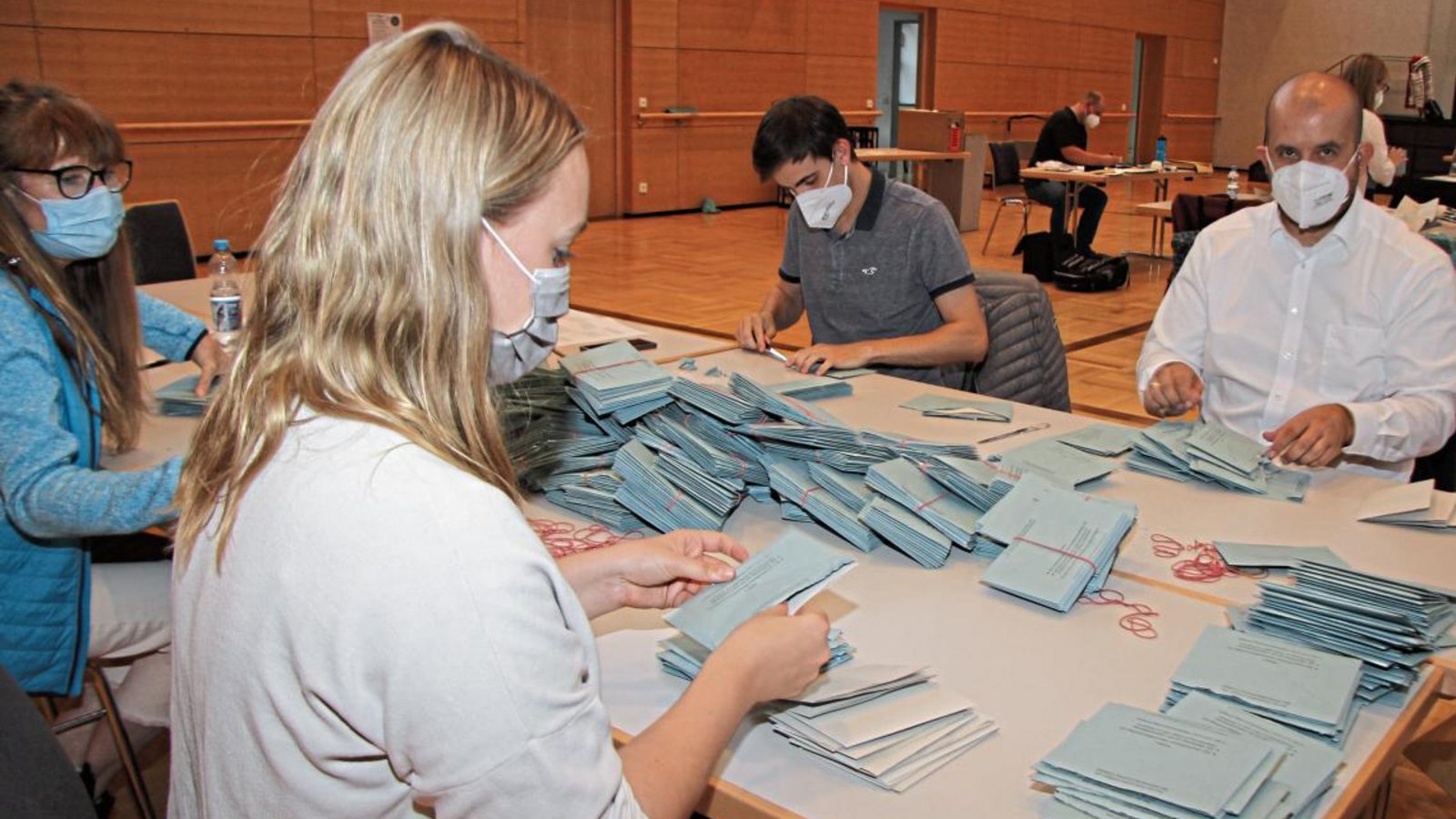 Wahlhelfer zählen Briefwahlstimmen in der Vaihinger Stadthalle aus. Deren Anteil lag Bei dieser Wahl besonders hoch. Foto: Banholzer