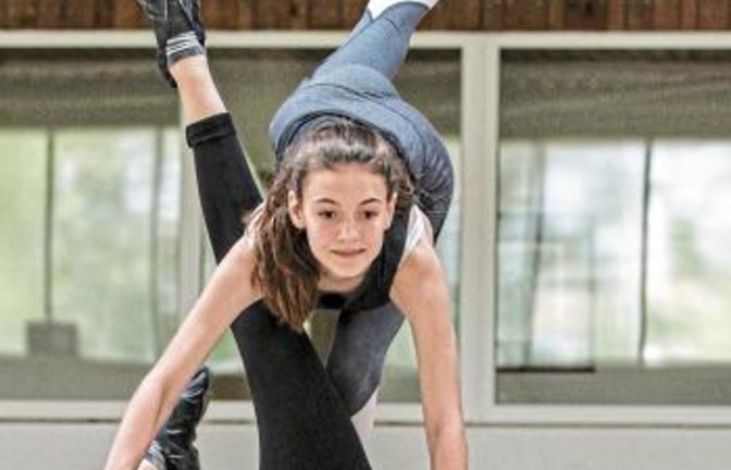 Was zuerst praktisch als Trockenübung auf dem Holzpferd trainiert wurde, wird auch gleich auf dem Pferd ausprobiert – wie hier von Sarah (stehend) und Julia von der A-Gruppe des RFV Ludwigsburg. Foto: Hansen