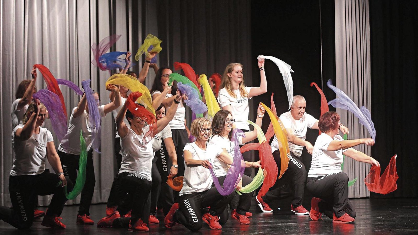 Zum Showprogramm der Turngau-Gala in Löchgau gehört die Gruppe, die den Turngau Neckar-Enz auch schon international bei der Weltgymnaestrada in Dornbirn vertreten hat. Foto: Küppers Zum Showprogramm der Turngau-Gala in Löchgau gehört die Gruppe, die den Turngau Neckar-Enz auch schon international bei der Weltgymnaestrada in Dornbirn vertreten hat. Foto: Küppers