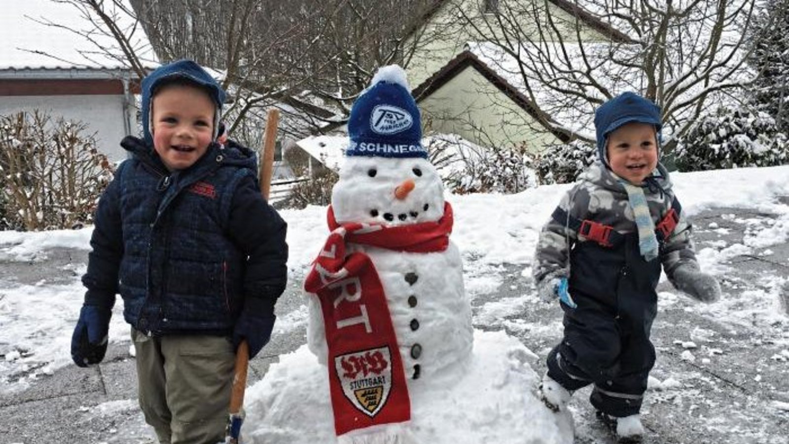Zum Frühlingsanfang ein Bild mit Schneemann und den zwei Fußballfans Jannis und Elias mit ihren Vereinen. Danke an Friedemann Budday aus Aurich. Zum Frühlingsanfang ein Bild mit Schneemann und den zwei Fußballfans Jannis und Elias mit ihren Vereinen. Danke an Friedemann Budday aus Aurich.