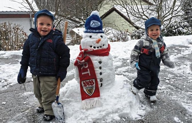 Zum Frühlingsanfang ein Bild mit Schneemann und den zwei Fußballfans Jannis und Elias mit ihren Vereinen. Danke an Friedemann Budday aus Aurich.