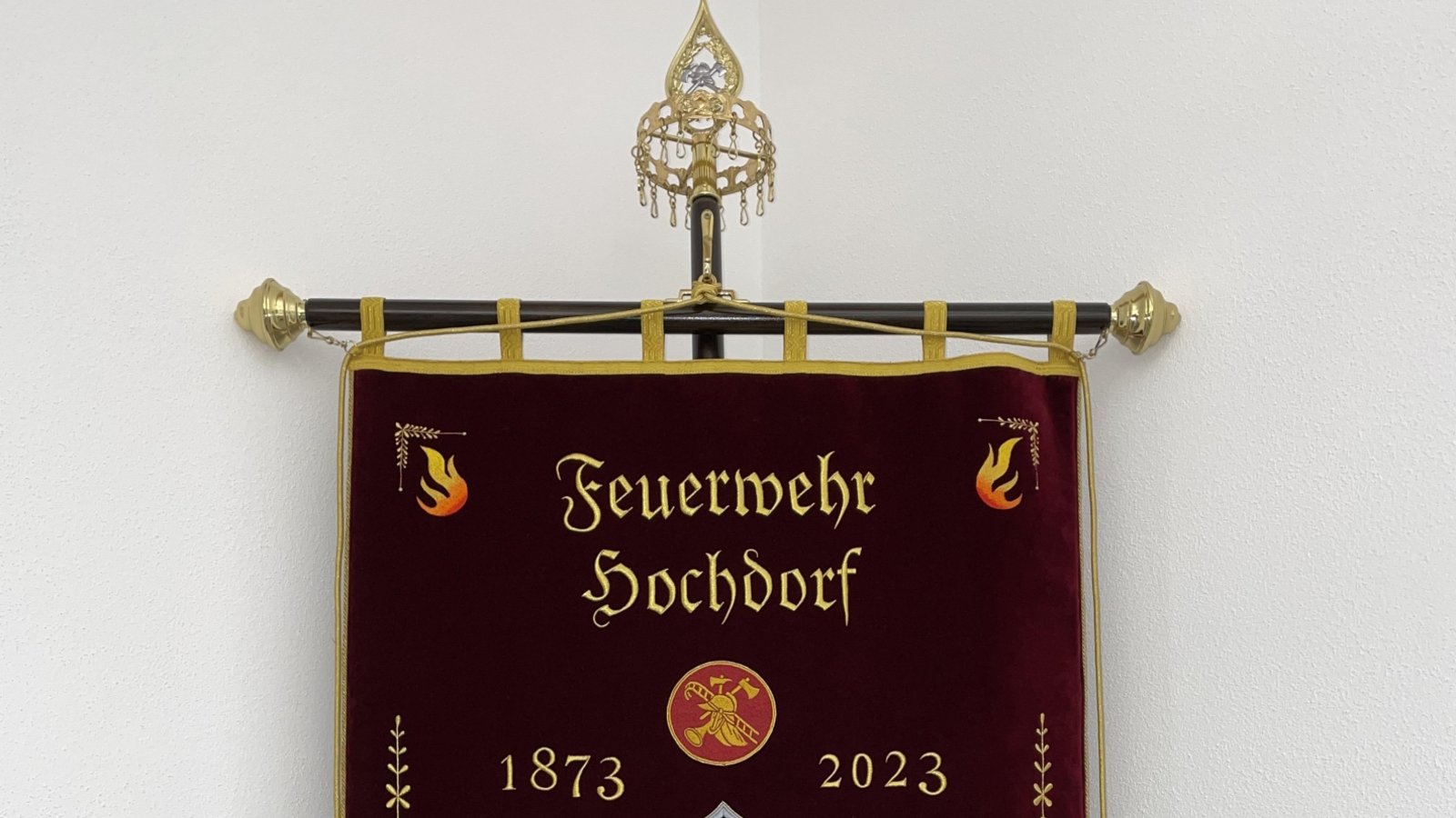 Nachklapp zum Feuerwehrjubiläum in Hochdorf: Abteilungskommandant Marcus Uhlig präsentiert die neue Feuerwehrfahne, die Baron von Schweppenburg gespendet hat. p Nachklapp zum Feuerwehrjubiläum in Hochdorf: Abteilungskommandant Marcus Uhlig präsentiert die neue Feuerwehrfahne, die Baron von Schweppenburg gespendet hat. p