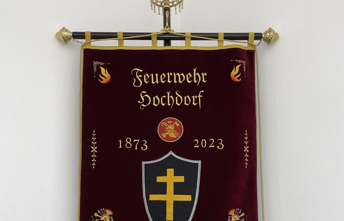 Nachklapp zum Feuerwehrjubiläum in Hochdorf: Abteilungskommandant Marcus Uhlig präsentiert die neue Feuerwehrfahne, die Baron von Schweppenburg gespendet hat. p