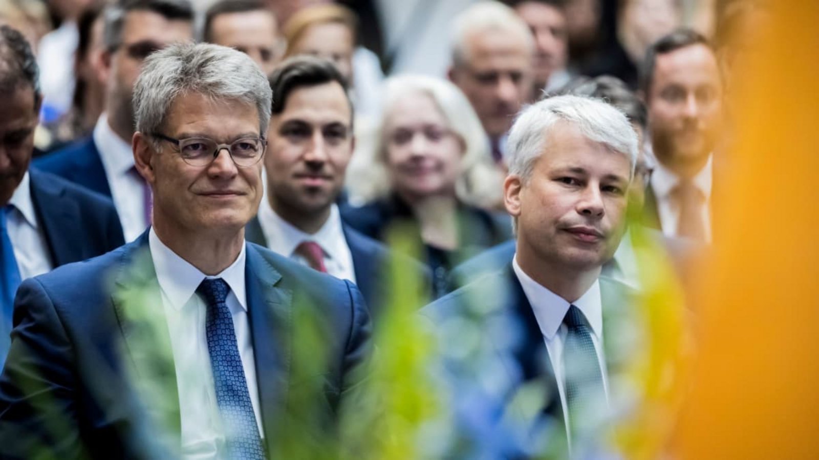 Patrick Schnieder (CDU, vorn links) übergab am Mittwoch sein Amt als Bundesverkehrsminister an seinen Nachfolger Steffen Bilger (vorn rechts)Christoph Soeder/dpa Patrick Schnieder (CDU, vorn links) übergab am Mittwoch sein Amt als Bundesverkehrsminister an seinen Nachfolger Steffen Bilger (vorn rechts)Christoph Soeder/dpa