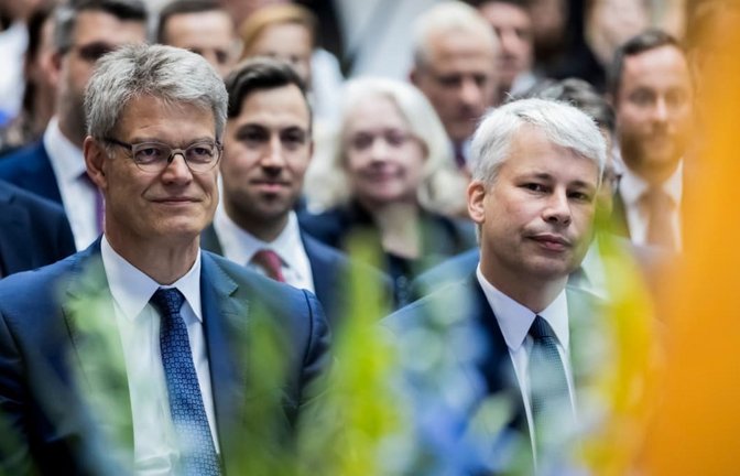 Patrick Schnieder (CDU, vorn links) übergab am Mittwoch sein Amt als Bundesverkehrsminister an seinen Nachfolger Steffen Bilger (vorn rechts)<span class='image-autor'>Christoph Soeder/dpa</span>