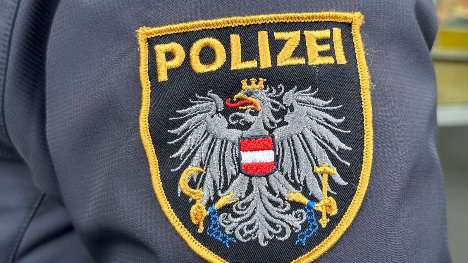 Laut der Polizei stürzte der Mann über einen steilen, felsigen Hang ab. (Symbolbild)Matthias Röder/dpa Laut der Polizei stürzte der Mann über einen steilen, felsigen Hang ab. (Symbolbild)Matthias Röder/dpa