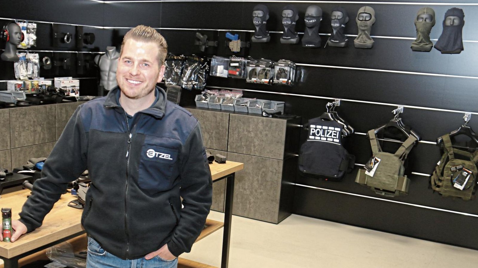 Unternehmer Pierre Etzel im abgeschlossenen Verkaufsraum, in dem besonders sensible Artikel wie Pfefferspray und Schutzwesten gezeigt werden. Für sie gelten strenge Auflagen. Fotos: Rieger