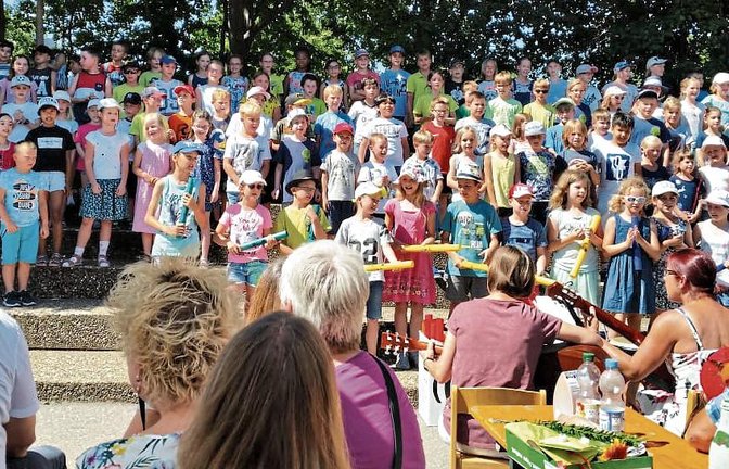 Mit einem Schullied beenden die Kinder den offiziellen Teil des Schulfestes an der Nussdorfer Karl-Ehmann-Grundschule.  Foto: p