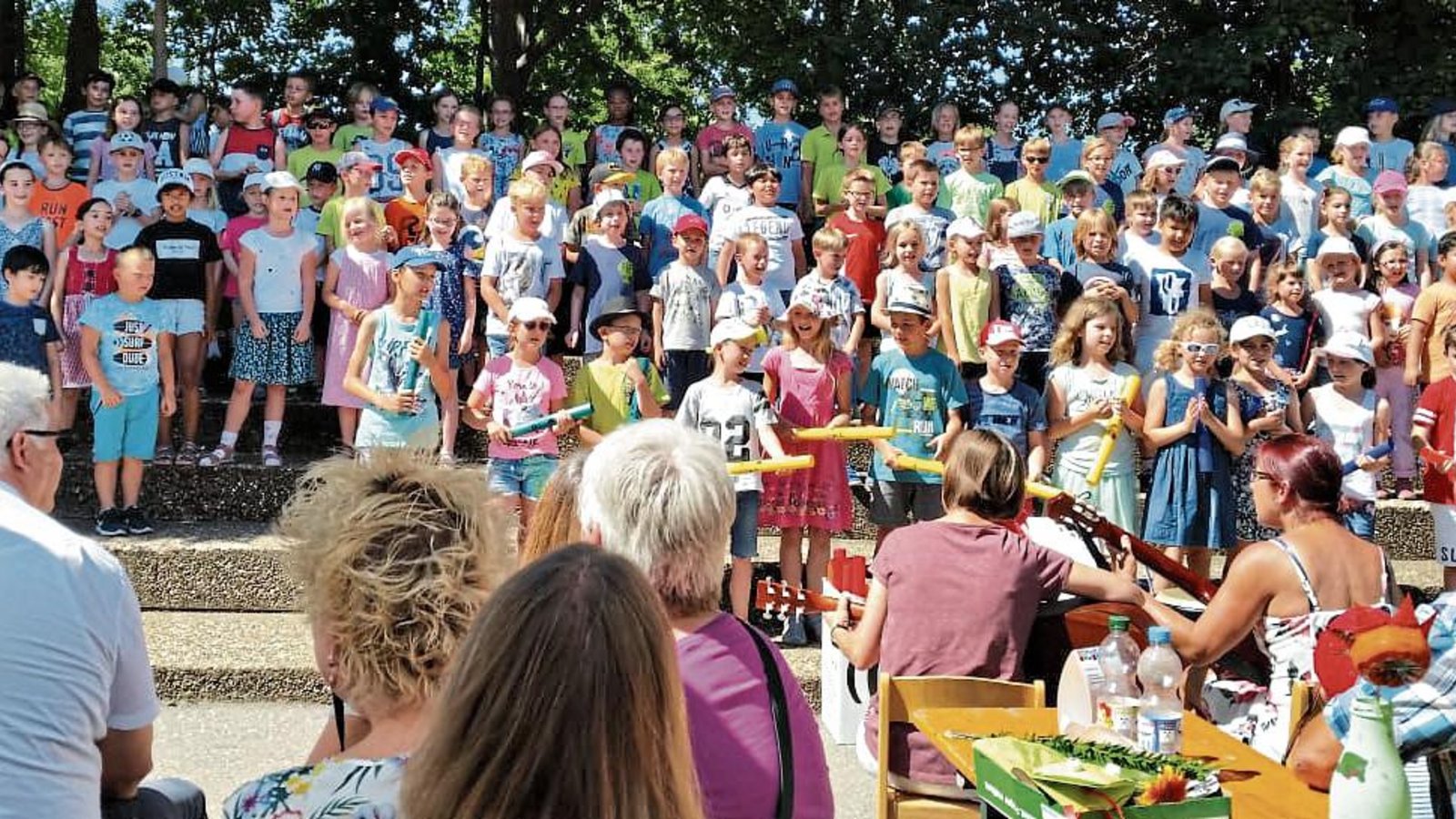 Mit einem Schullied beenden die Kinder den offiziellen Teil des Schulfestes an der Nussdorfer Karl-Ehmann-Grundschule.  Foto: p