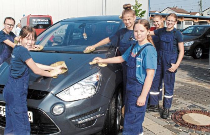 Profis in Sachen Autowäsche: die Mädchen der Illinger Jugendfeuerwehr. Foto: Stahlfeld