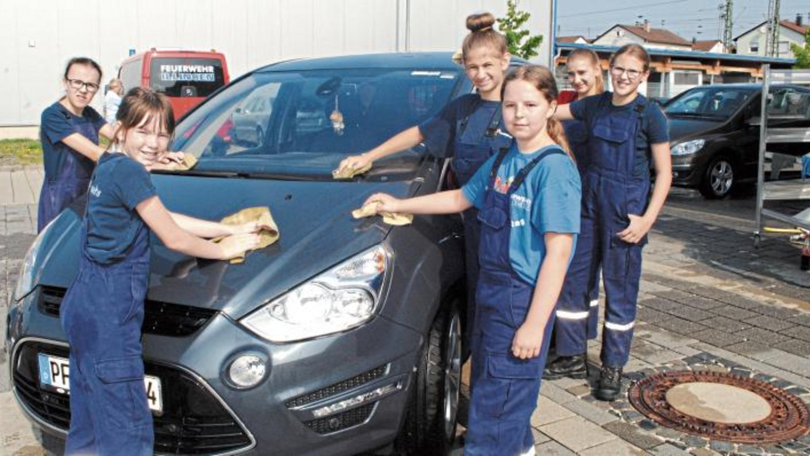 Profis in Sachen Autowäsche: die Mädchen der Illinger Jugendfeuerwehr. Foto: Stahlfeld