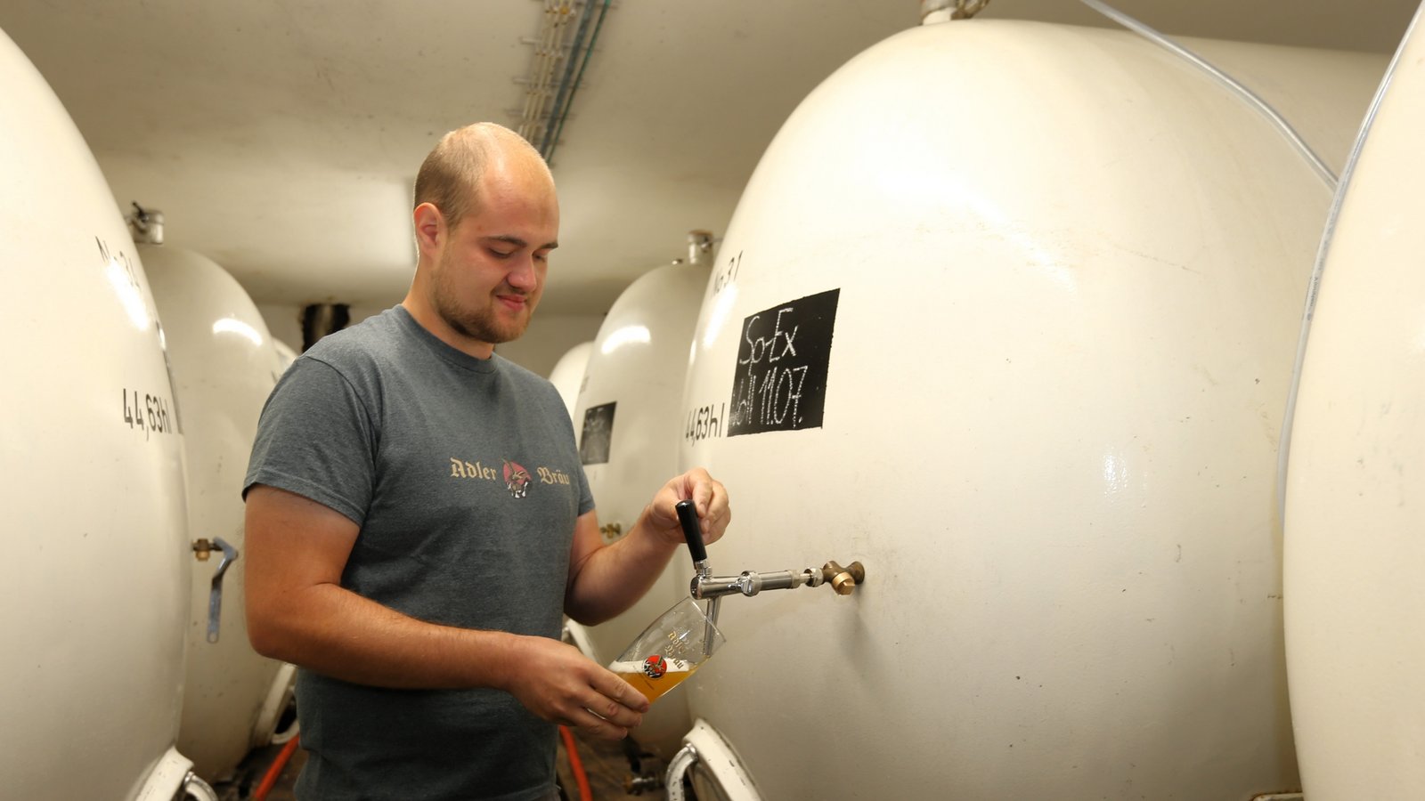 Leopold Volk (hier beim Zwickeln) und Conrad Volk stellen ihr neuestes Bier vor – das Wiernsheimer Adler-Bräu „Null Komma Äbbes“. Fotos: Küppers/p