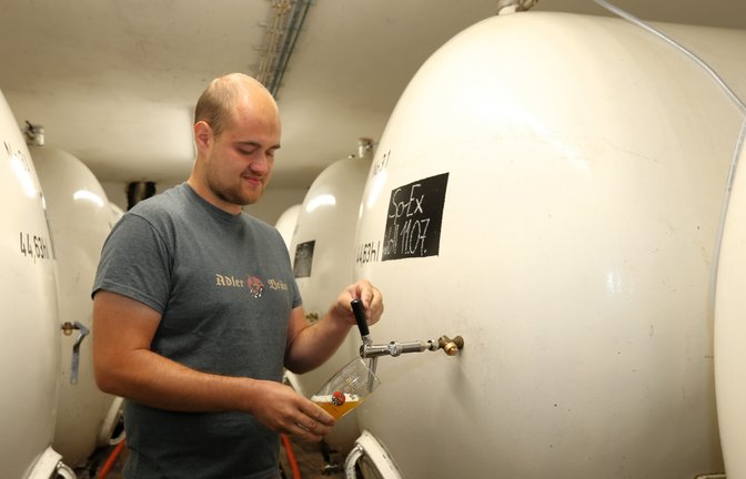 Leopold Volk (hier beim Zwickeln) und Conrad Volk stellen ihr neuestes Bier vor – das Wiernsheimer Adler-Bräu „Null Komma Äbbes“. <span class='image-autor'>Fotos: Küppers/p</span>