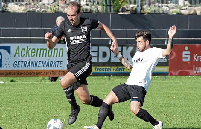Am ersten Gegenspieler sind die Kleinglattbacher wie hier Julian Trostel (links) an Fabio Tricarico noch vorbeigekommen. Doch am nächsten sind sie dann meistens hängengeblieben. Foto: Nachreiner