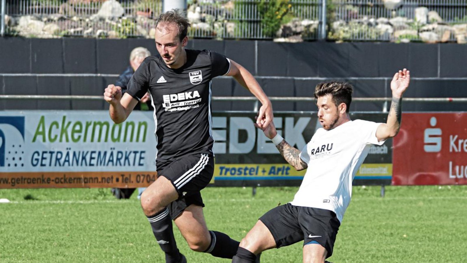 Am ersten Gegenspieler sind die Kleinglattbacher wie hier Julian Trostel (links) an Fabio Tricarico noch vorbeigekommen. Doch am nächsten sind sie dann meistens hängengeblieben. Foto: Nachreiner Am ersten Gegenspieler sind die Kleinglattbacher wie hier Julian Trostel (links) an Fabio Tricarico noch vorbeigekommen. Doch am nächsten sind sie dann meistens hängengeblieben. Foto: Nachreiner