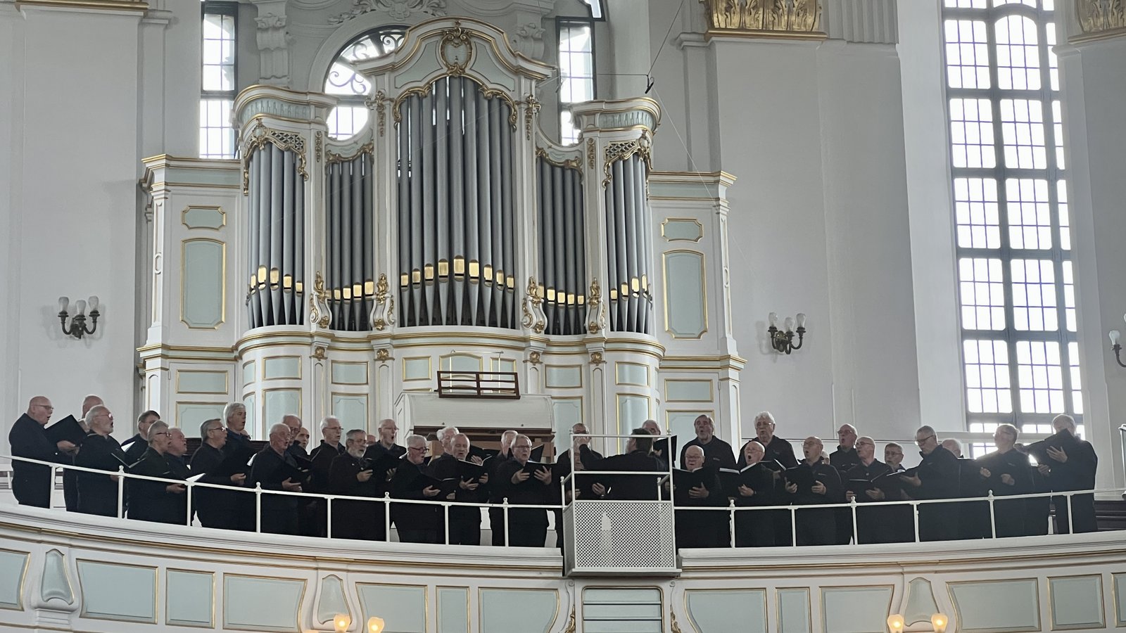 Der Männerchor beim Konzert im Michel in Hamburg. Foto: p