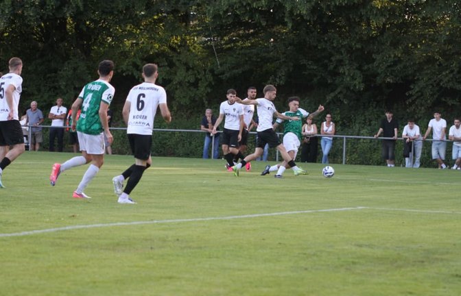 Köngens quirliger Offensivspieler Sergio Portale (am Ball) setzt sich im Strafraum durch und holt einen Foulelfmeter heraus.<span class='image-autor'>Jörn Kehle</span>