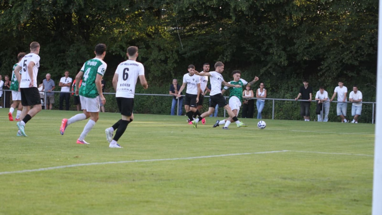 Köngens quirliger Offensivspieler Sergio Portale (am Ball) setzt sich im Strafraum durch und holt einen Foulelfmeter heraus.Jörn Kehle Köngens quirliger Offensivspieler Sergio Portale (am Ball) setzt sich im Strafraum durch und holt einen Foulelfmeter heraus.Jörn Kehle