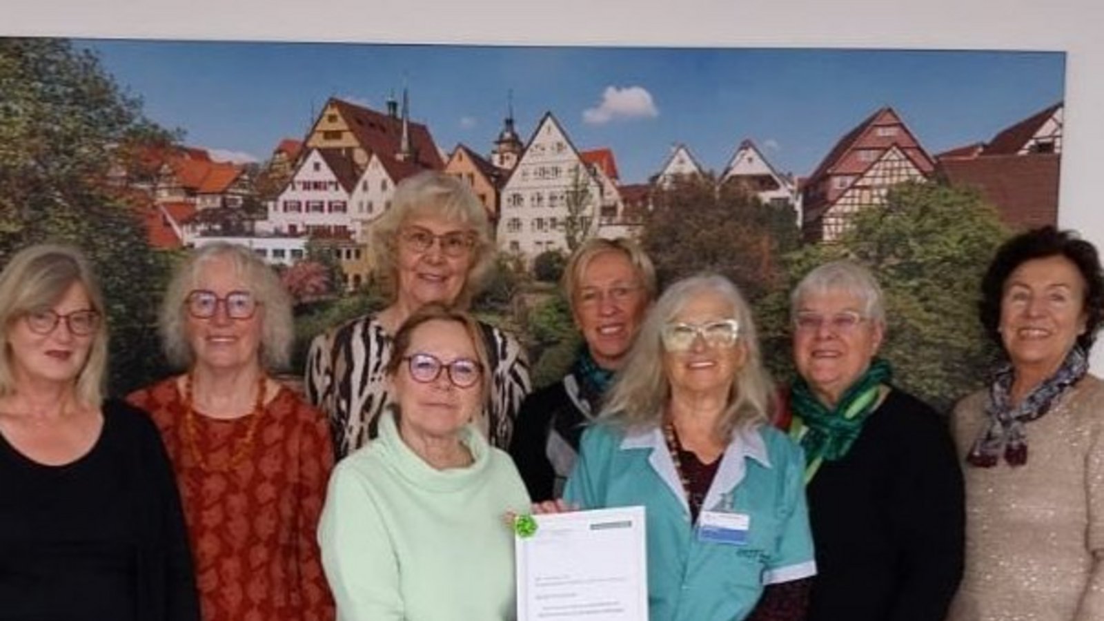 Doris Bregenzer Hellmann (Zweite von rechts) ehrt die Mitglieder des Grünen Teams.  Foto: RKH