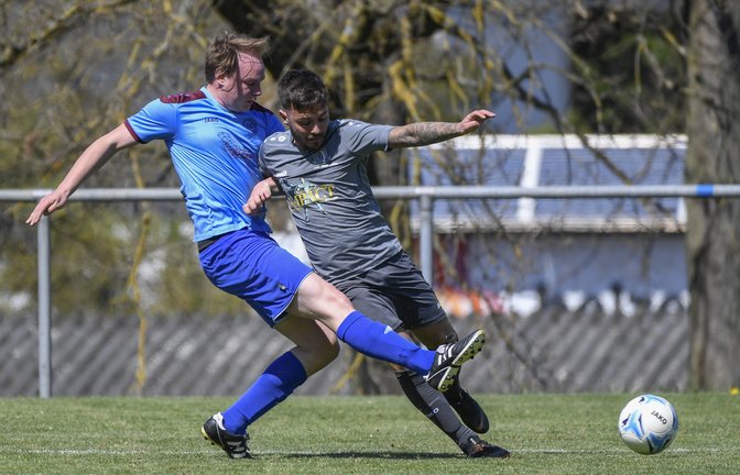 In Illingen hat die SVI-Reserve mit Lukas Schmidt (links) gegen Dolorjant Imeri und den TSV Enzweihingen beim 0:3 gut mitgehalten. <span class='image-autor'>Foto: Leitner</span>
