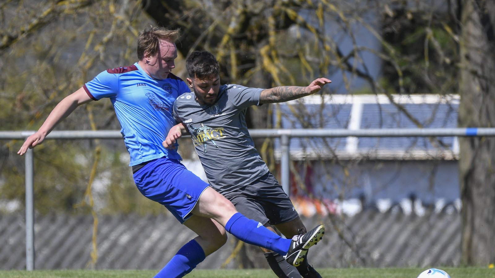 In Illingen hat die SVI-Reserve mit Lukas Schmidt (links) gegen Dolorjant Imeri und den TSV Enzweihingen beim 0:3 gut mitgehalten. Foto: Leitner In Illingen hat die SVI-Reserve mit Lukas Schmidt (links) gegen Dolorjant Imeri und den TSV Enzweihingen beim 0:3 gut mitgehalten. Foto: Leitner